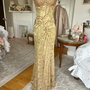 Stunning strapless lace Elegant Gold Sequin beaded formal Gown size 6